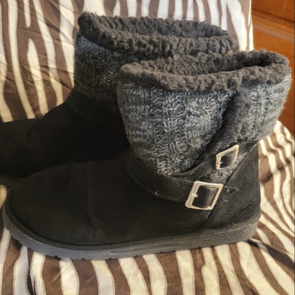 ESSENTIALS by Muk Luks Black Faux Suede Upper Faux Fur Lining Trim Sz 9 …